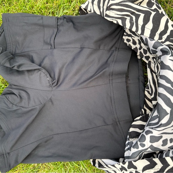 Black pattern Terry Women's Cycling Skort with Attached Padded Shorts. Size L. - Picture 3 of 4